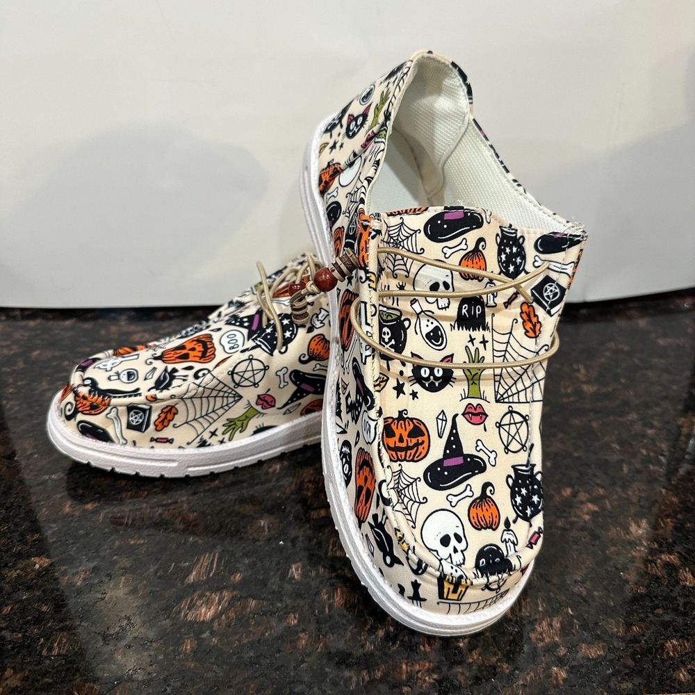 Halloween Print Slip On Canvas Shoes Size 8 Pumpkins Skulls Cats Beige NWT